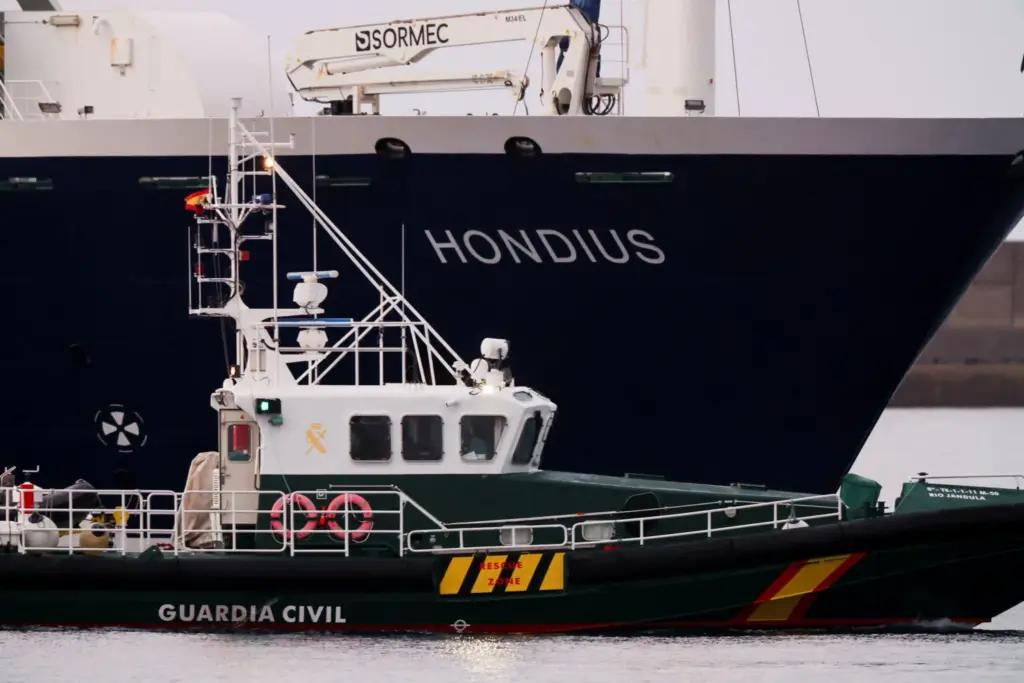 Una embarcación de la Guardia Civil próxima al crucero Hondius. Imagen Reuters