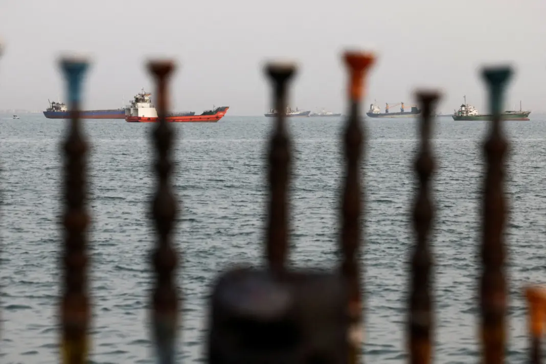Buques en el Estrecho de Ormuz. Imagen Reuters