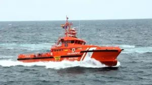 Los ocupantes de la neumática, en su mayoría varones y en aparente buen estado, serán trasladados al puerto de Gran Tarajal, Fuerteventura