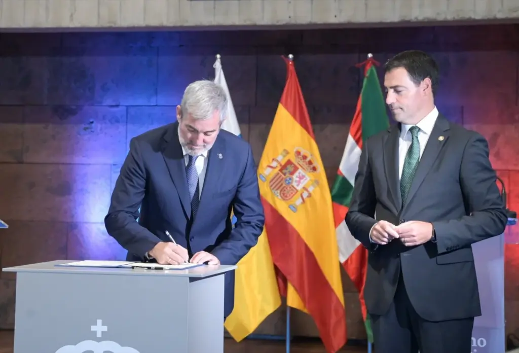 Archivo - El presidente del Gobierno de Canarias, Fernando Clavijo (i), y el Lehendakari vasco, Imanol Pradales (d), en una imagen de archivo. - Europa Press Canarias - Europa Press - Archivo