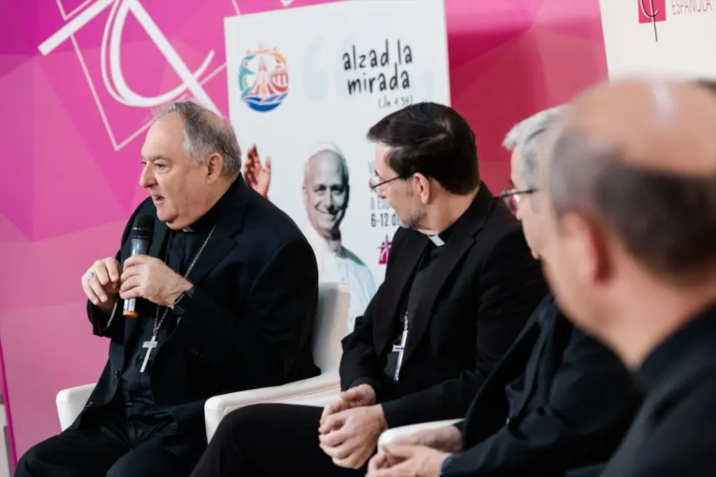 El obispo de Canarias, Mons. José Mazuelos (i), interviene durante la presentación de la agenda oficial del Papa León XIV para su próximo viaje a España, a 6 de mayo de 2026, en Madrid (España). El Papa León XIV visitará España del 6 al 12 de junio de 2026, con paradas confirmadas en Madrid, Barcelona y Canarias, bajo el lema "Alzad la mirada". La agenda destaca una vigilia con jóvenes el 6 de junio y la misa del Corpus el 7 de junio en Madrid, antes de proseguir a Cataluña y las islas.Fecha: 06/05/2026.