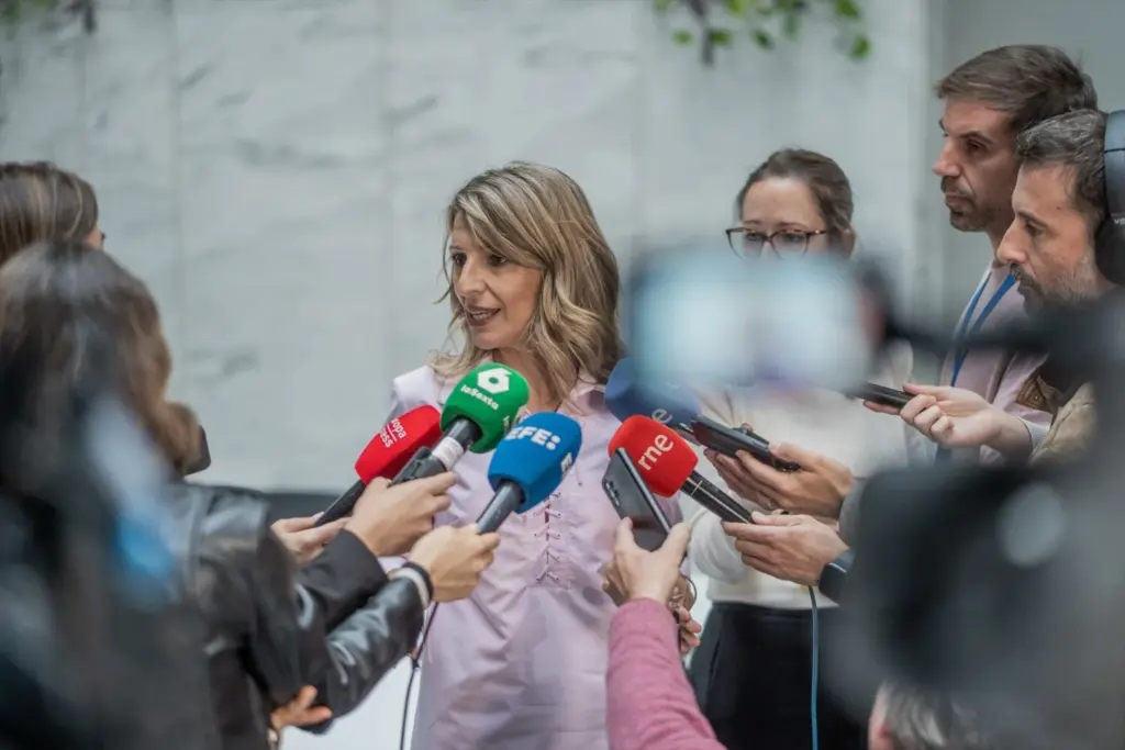 La vicepresidenta segunda del Gobierno y ministra de Trabajo y Economía Social, Yolanda Díaz, atiende a los medios este miércoles en Madrid
