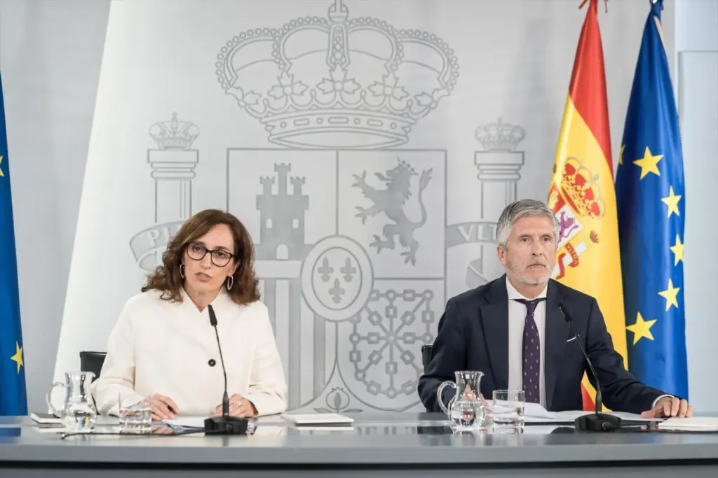 La ministra de Sanidad, Mónica García, y el ministro del Interior, Fernando Grande-Marlaska, durante una rueda de prensa, en el Complejo de la Moncloa, a 6 de mayo de 2026, en Madrid (España). Los ministros comparecen para informar de la reunión de seguimiento para atender la solicitud de la OMS al Gobierno de España, tras los contagios de hantavirus, para acoger a la embarcación MV Hondius en las Islas Canarias, en cumplimiento del derecho internacional y el espíritu humanitario. Fecha: 06/05/2026.