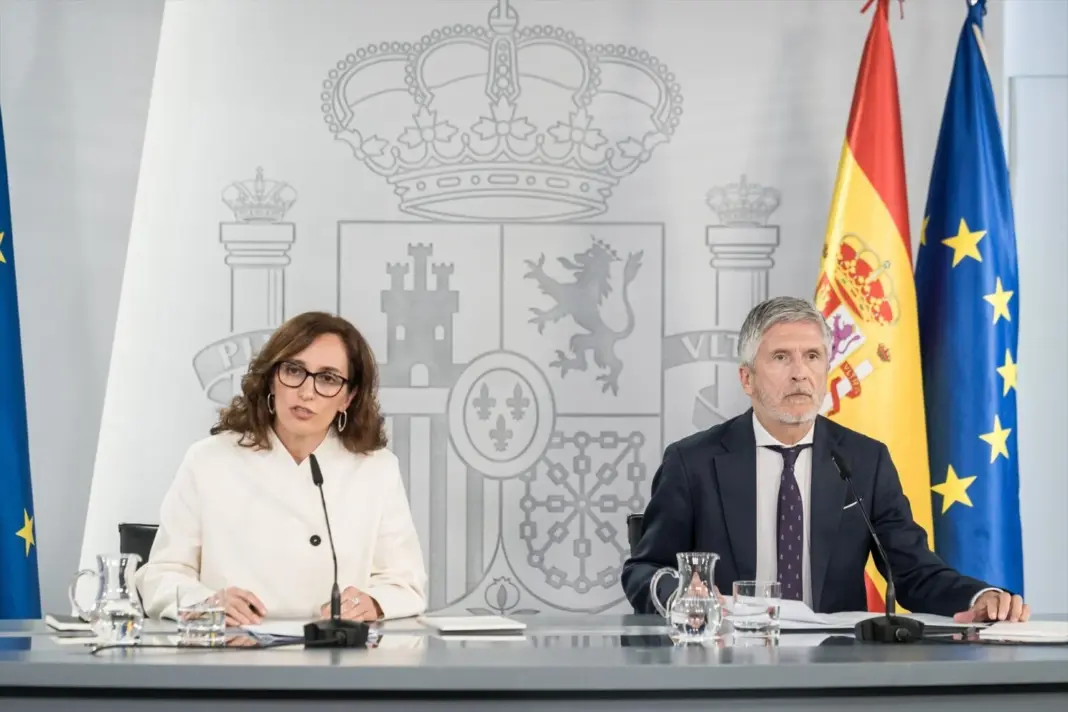La ministra de Sanidad, Mónica García, y el ministro del Interior, Fernando Grande-Marlaska, durante una rueda de prensa, en el Complejo de la Moncloa, a 6 de mayo de 2026, en Madrid (España). Los ministros comparecen para informar de la reunión de seguimiento para atender la solicitud de la OMS al Gobierno de España, tras los contagios de hantavirus, para acoger a la embarcación MV Hondius en las Islas Canarias, en cumplimiento del derecho internacional y el espíritu humanitario. Fecha: 06/05/2026.