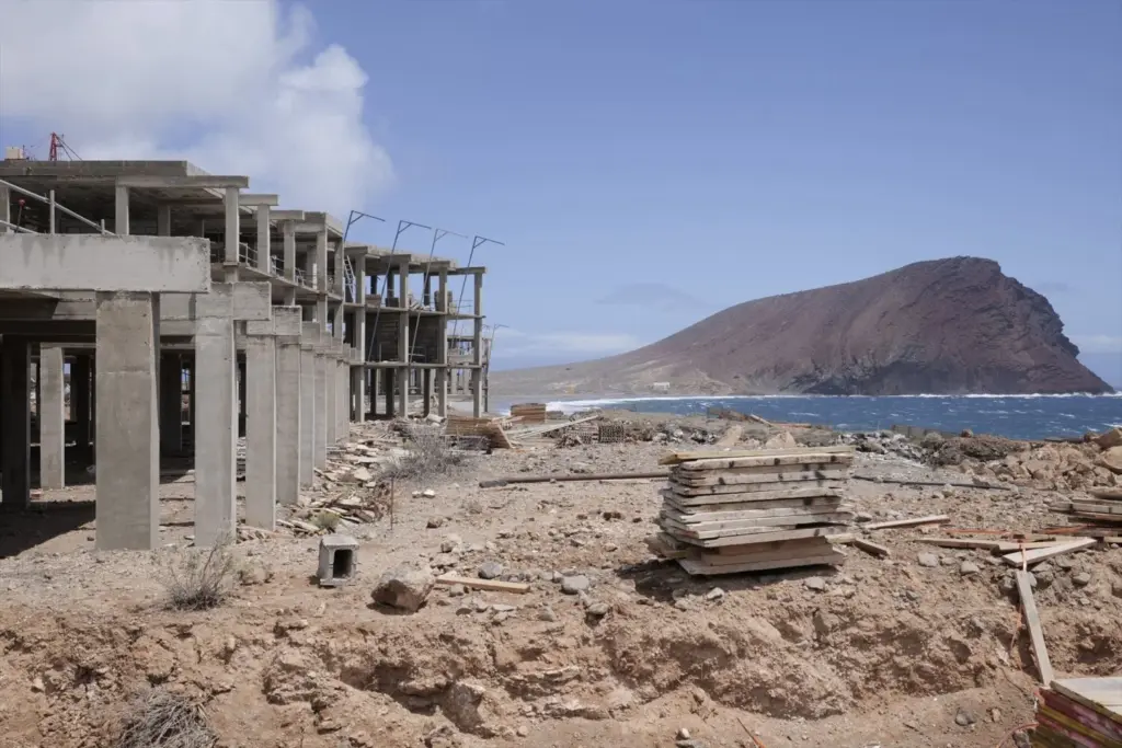 Canarias pierde cuatro kilómetros de costa al año por la turistificación
