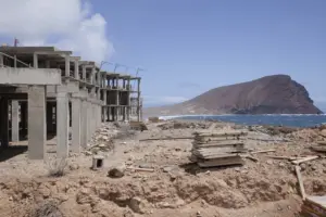 Canarias pierde cuatro kilómetros de costa al año por la turistificación