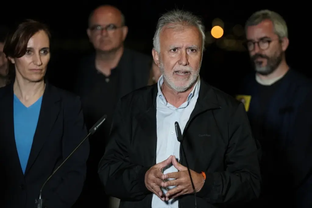 El ministro de Política Territorial y Memoria Democrática, Ángel Víctor Torres, atiende a los medios de comunicación en el puerto de Granadill