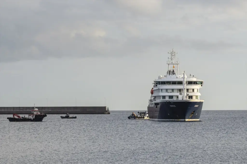 El crucero MV Hondius fondeado cerca del puerto de Granadilla, a 10 de mayo de 2026