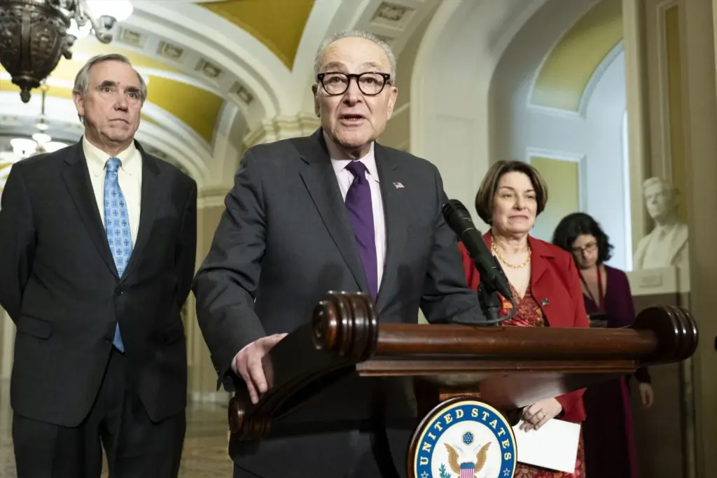 El líder de la minoría del Senado, Chuck Schumer (demócrata por Nueva York), hablando en una conferencia de prensa en el Capitolio de Estados Unidos en Washington - Europa Press/Contacto/Michael Brochstein