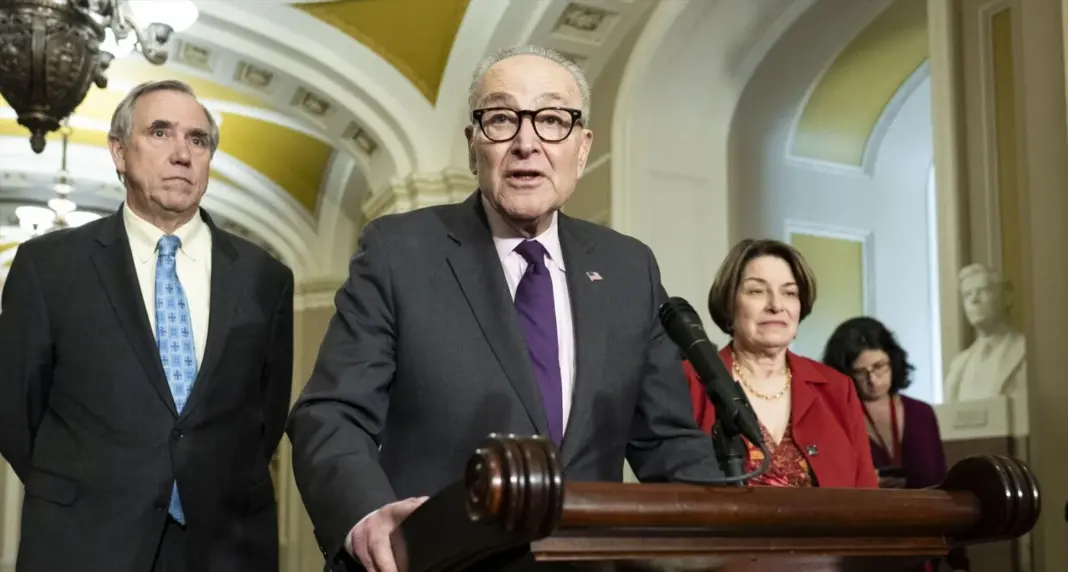 El líder de la minoría del Senado, Chuck Schumer (demócrata por Nueva York), hablando en una conferencia de prensa en el Capitolio de Estados Unidos en Washington - Europa Press/Contacto/Michael Brochstein