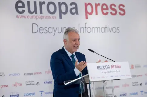 Torres avanza que antes de final del verano habrá una comisión mixta para abordar el traspaso aeroportuario a Canarias