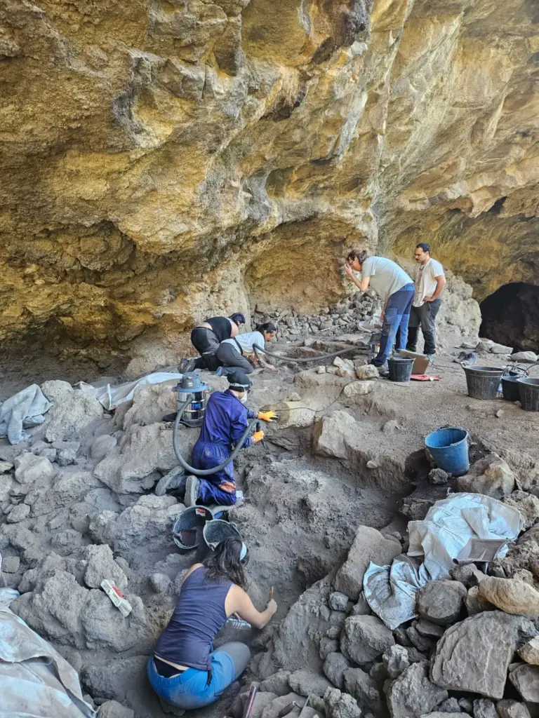 Un equipo de la ULPGC se adentra en la Cueva de El Tendal y las de San Juan, en La Palma