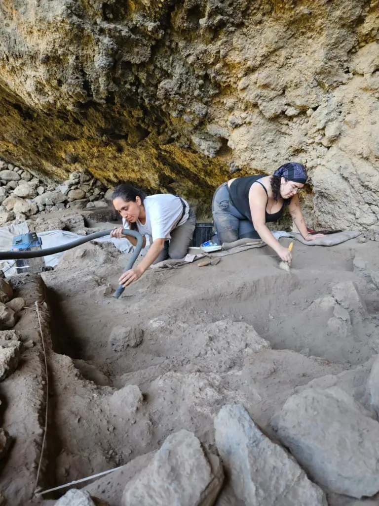 Un equipo de la ULPGC se adentra en la Cueva de El Tendal y las de San Juan, en La Palma