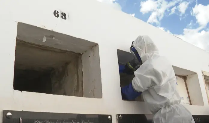 Exhumación de los restos en el cementerio de Arrecife. Imagen RTVC