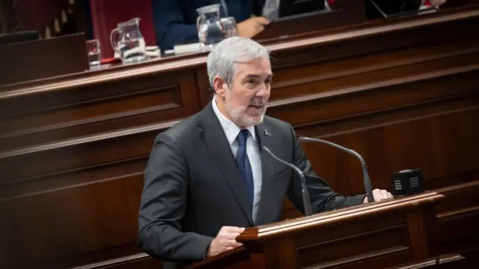 Fernando Clavijo, presidente de Canarias, durante su comparecencia parlamentaria por la crisis sanitaria del hantavirus. Imagen Presidencia del Gobierno de Canarias