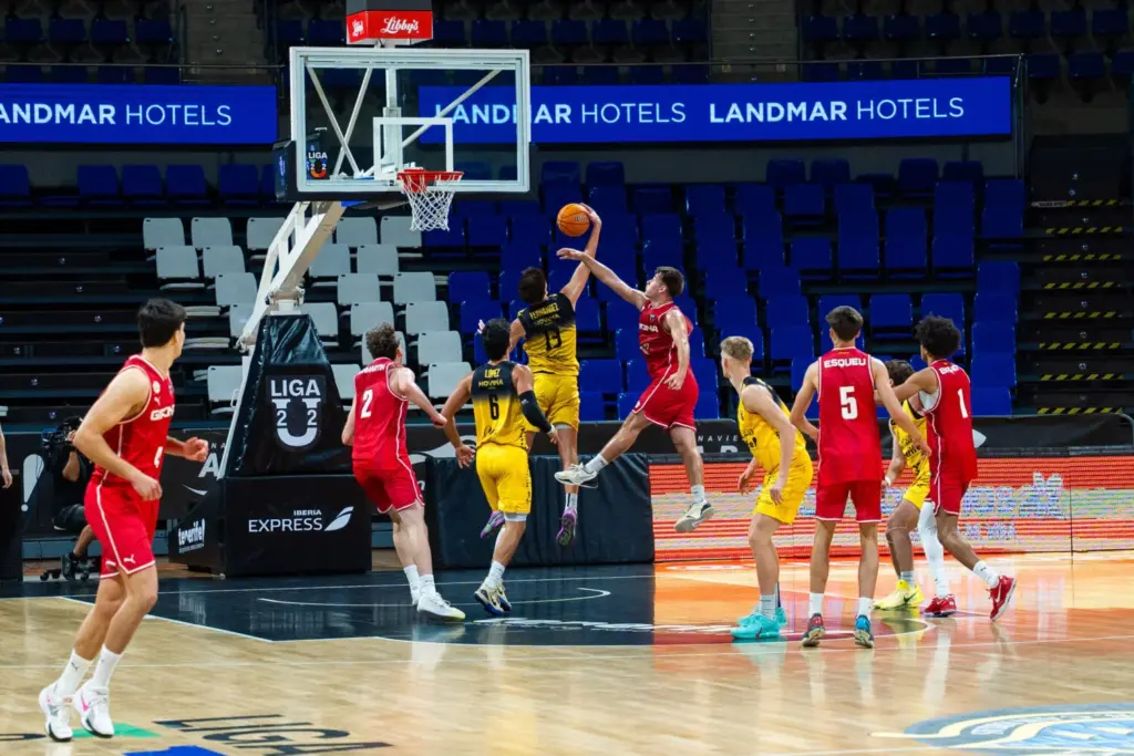 Acción de juego en el partido del Fundación CB Canarias ante el Básquet Girona. Imagen CB Canarias