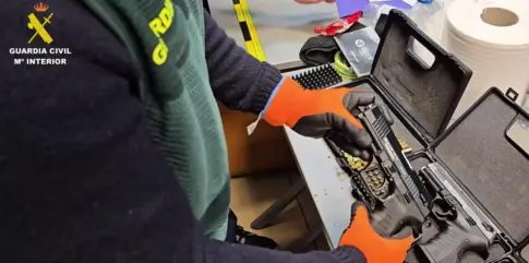 La Guardia Civil desarticula una organización dedicada al tráfico de armas y cocaína entre Sevilla y Tenerife
