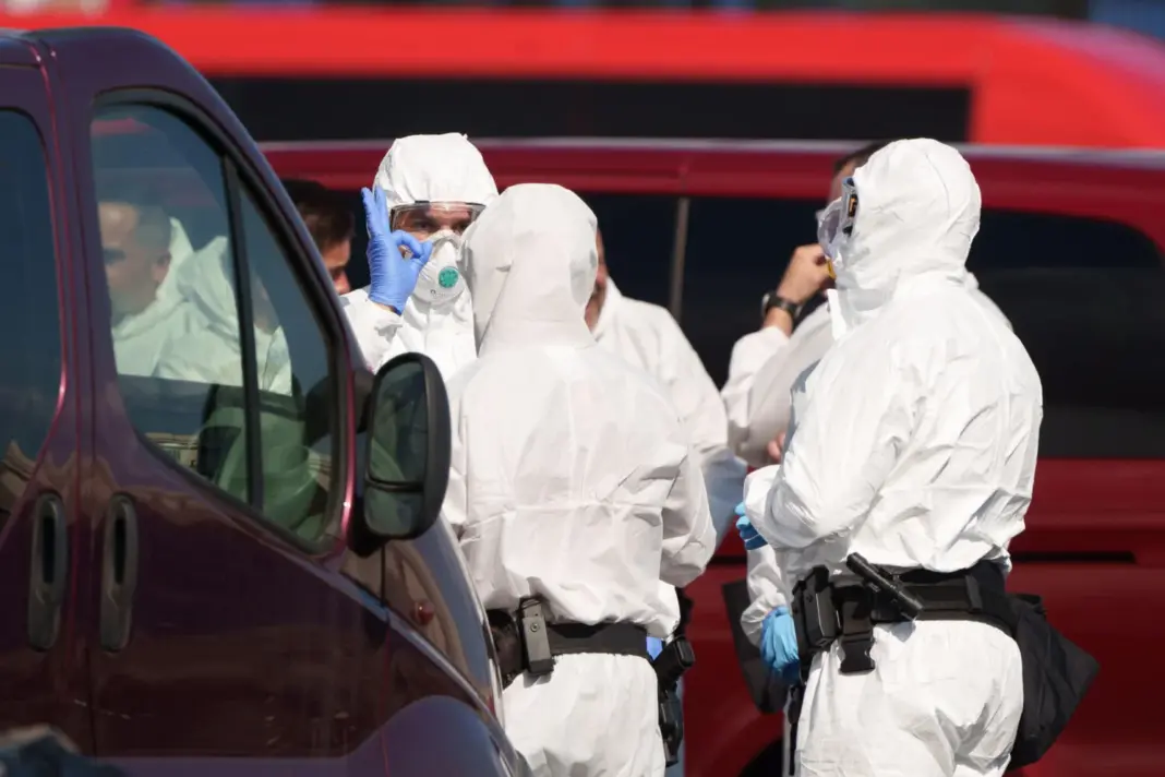  En la imagen, personal se prepara con trajes EPI para el traslado de los pasajeros del crucero. EFE/ Ramón De La Rocha