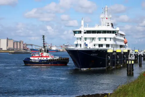 El Hondius llega al puerto de Róterdam para su desinfección bajo estrictas medidas sanitarias
