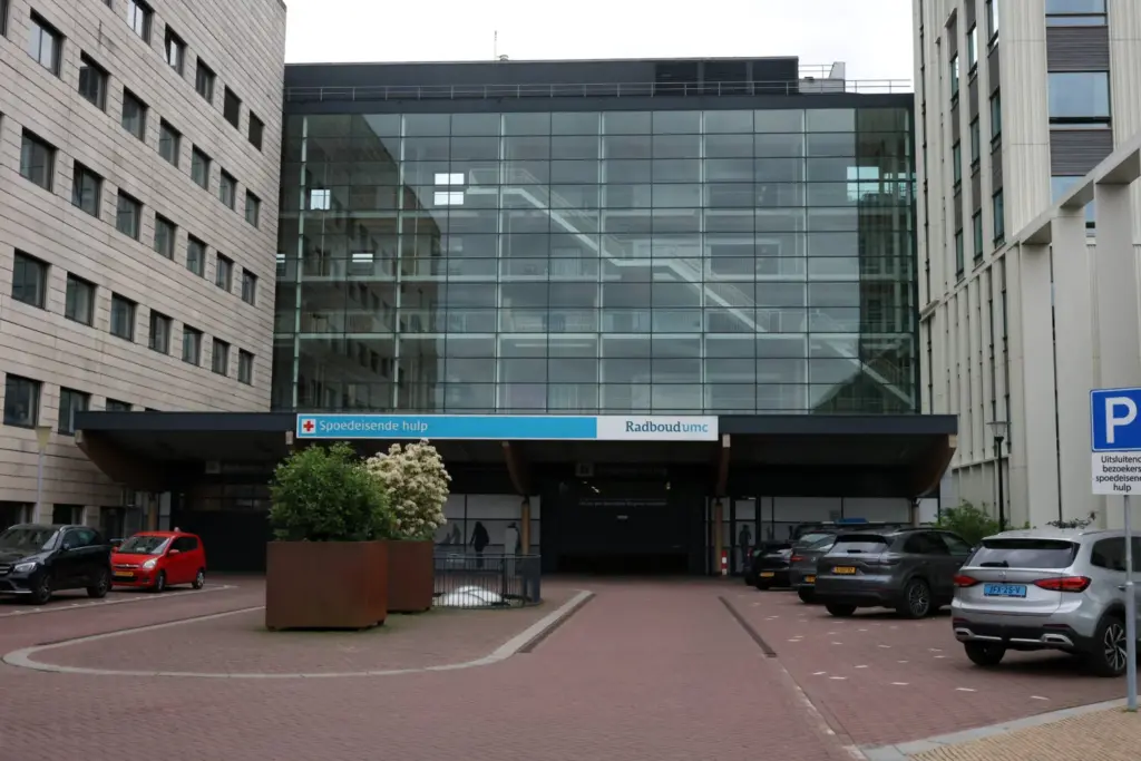El Centro Médico Universitario Radboud donde se atiende a un paciente evacuado del MV Hondius tras un brote de hantavirus en Nijmegen. Imagen Reuters