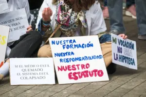 Huelga de médicos en las islas por un Estatuto Médico propio. EFE/Ángel Medina G.