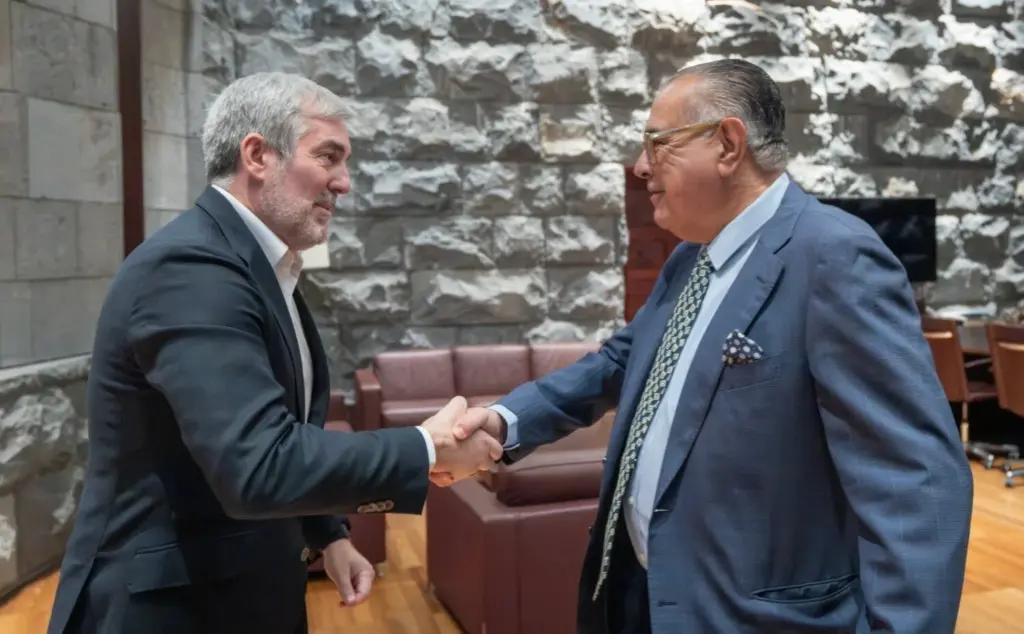 Fernando Clavijo, presidente de Canarias (d) y José Carlos Francisco Díaz, presidente del Consejo Económico y Social de Canarias. Imagen Presidencia del Gobierno