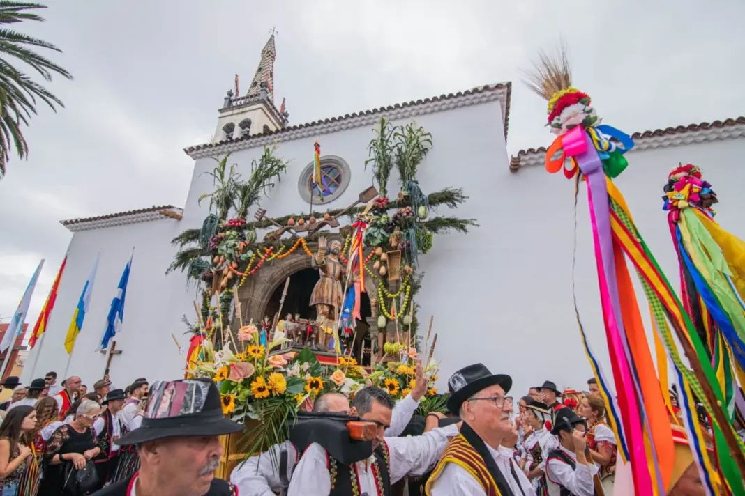 A lo largo del recorrido de la Romería se pudieron ver paneles de gran formato a tamaño natural protagonizados por parejas de integrantes de grupos folclóricos realejeros
