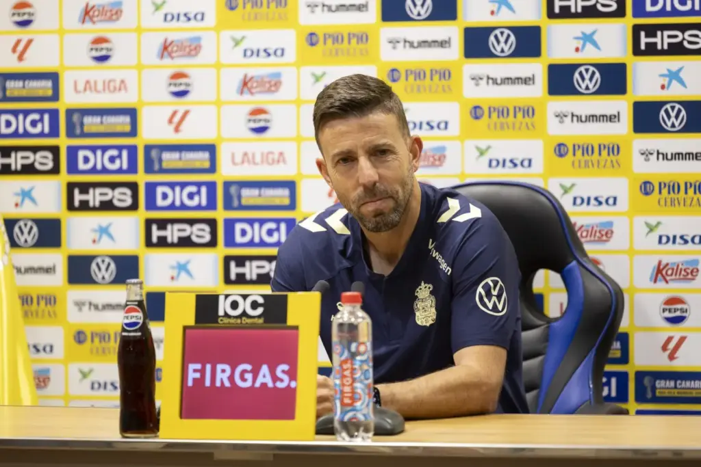 El entrenador de la UD Las Palmas, Luis García, en rueda de prensa. Imagen UDLP