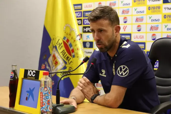 El entrenador de la UD La Palmas, Luis García, en rueda de prensa. Imagen UD Las Palmas