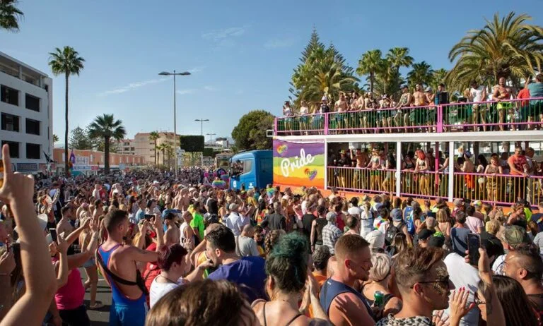 Maspalomas se ha llenado de color para rendir al más puro estilo 'Pride' un profundo homenaje a las personas mayores del colectivo