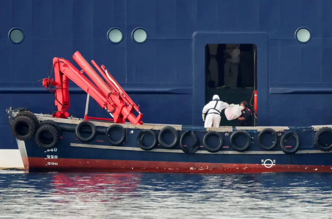 Acceso al crucero Hondius por personal sanaitario. Reuters