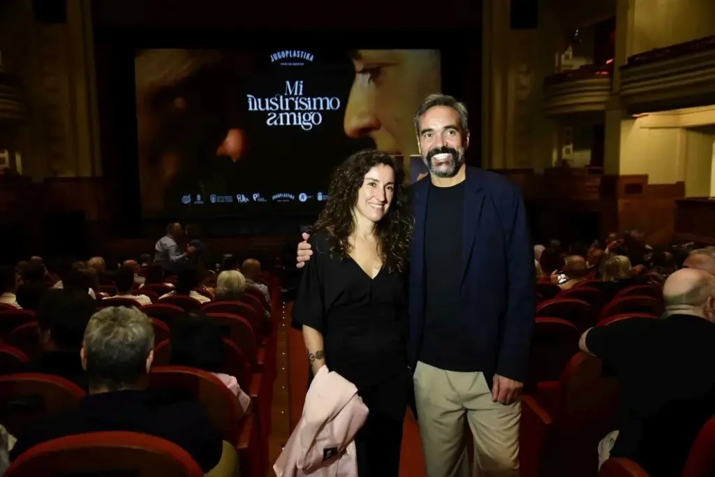 La directora Paula Cons junto al actor Paco Déniz, que da vida a Benito Péreza Galdós en 'Mi ilustrísimo amigo'.