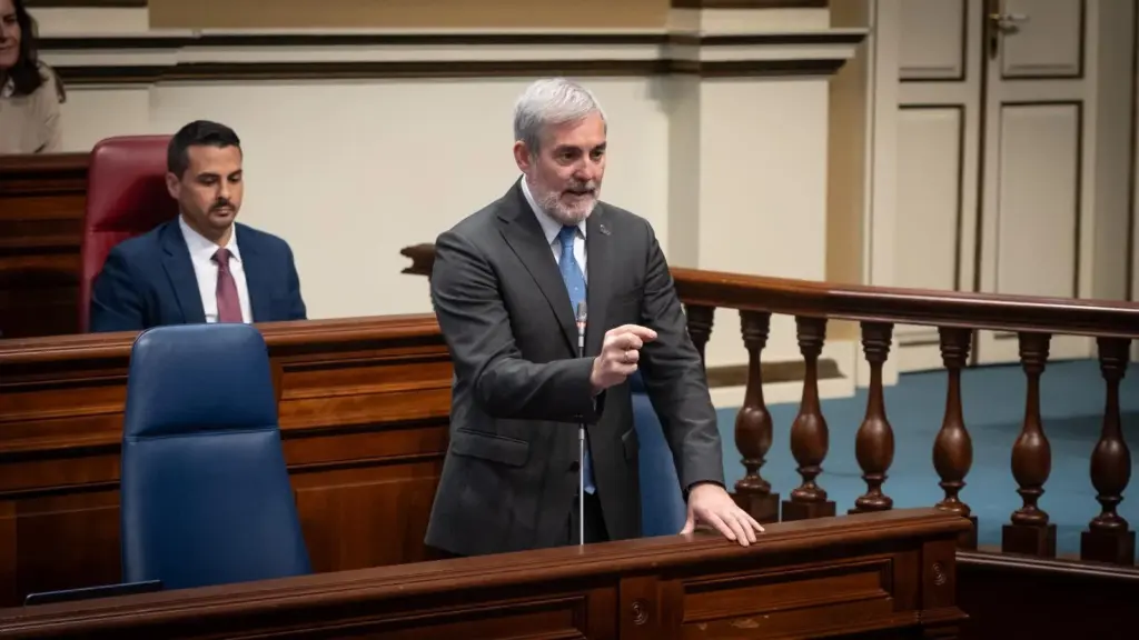 Clavijo en Parlamento