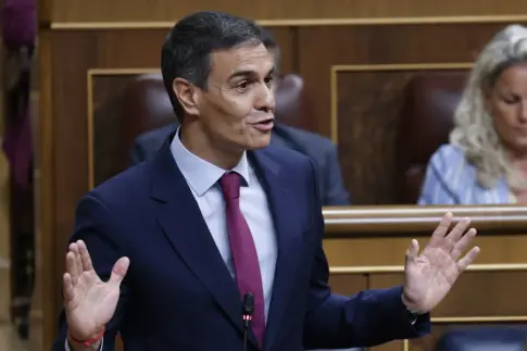Pedro Sánchez expresa en el Congreso su apoyo a Zapatero, mientras Feijóo pide su dimisión