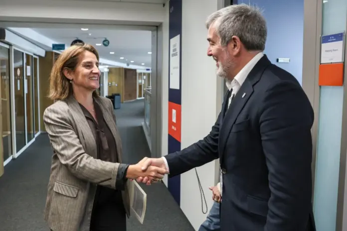 La vicepresidenta ejecutiva de la Comisión Europea para una Transición Limpia, Justa y Competitiva, Teresa Ribera, y el presidente de Canarias, Fernando Clavijo. Imagen Gobierno de Canarias