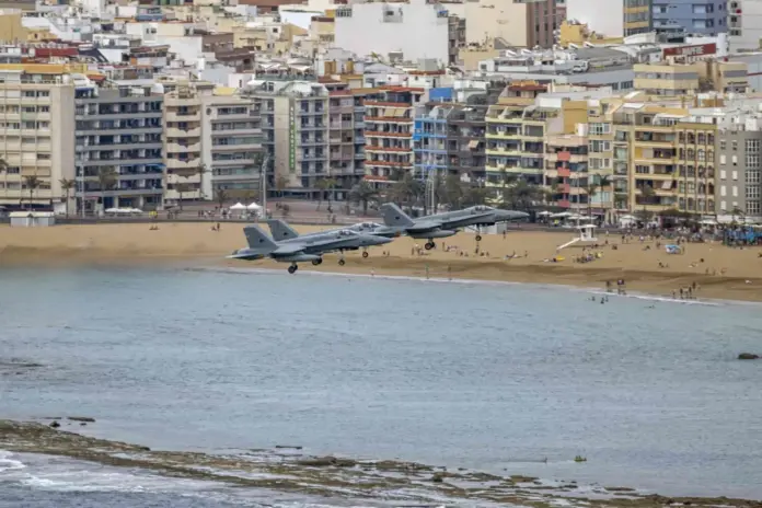 Sobrevuelo en la playa de Las Canteras, Las Palmas de Gran Canaria. Imagen cedida por el Mando de Canarias