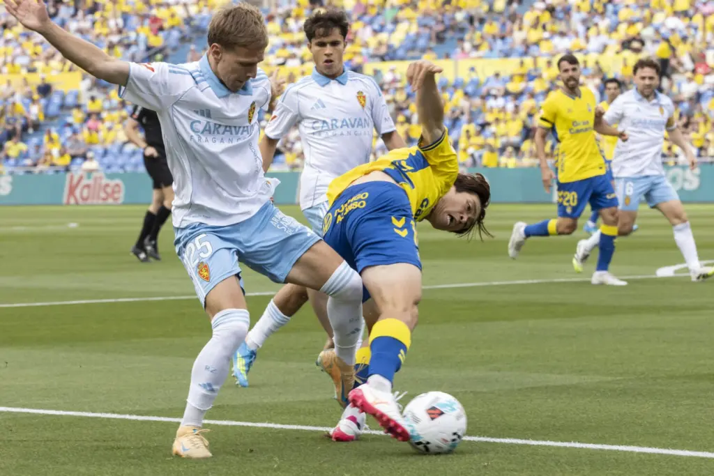 Taisei Miyashiro y el jugador del Real Zaragoza Nikola Cumic