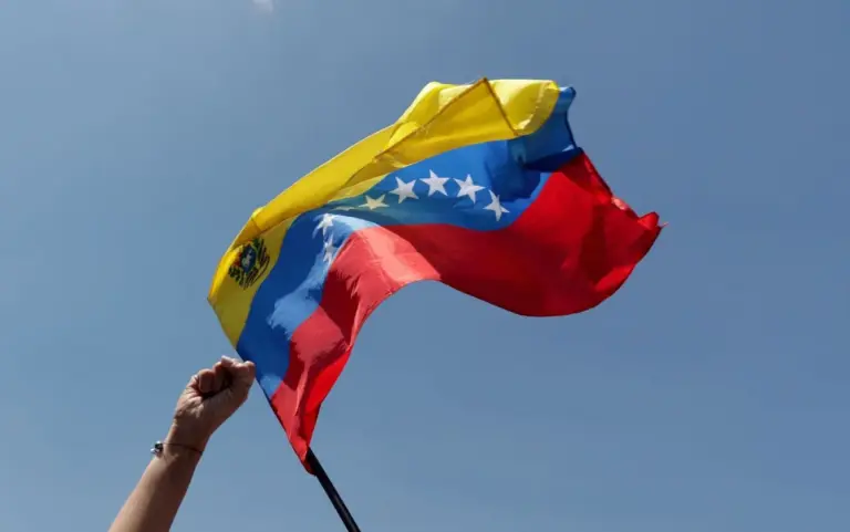 España cesa permisos de residencia temporal a venezolanos a partir del 12 de junio