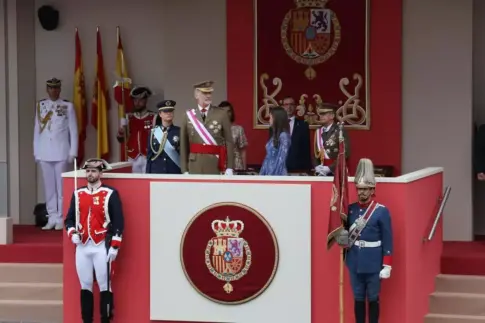 Vigo arropa a las Fuerzas Armadas en un desfile deslucido sin aviones ni paracaidistas