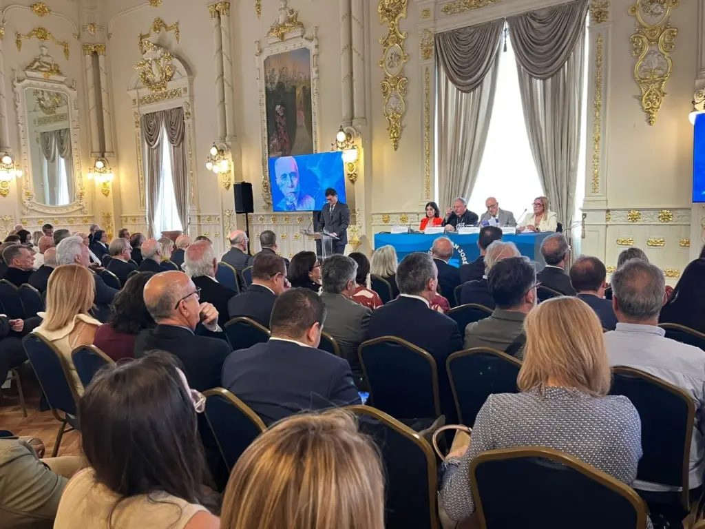Salón Dorado del Gabinete Literario en el que se celebró el 135 aniversario del Hospital de San José