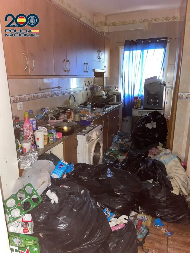 Policía en casa Los Gladiolos