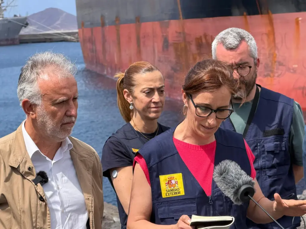 Rueda de prensa en el puerto de Granadilla sobre el operativo por la crisis sanitaria por hantavirus. Imagen RTVC