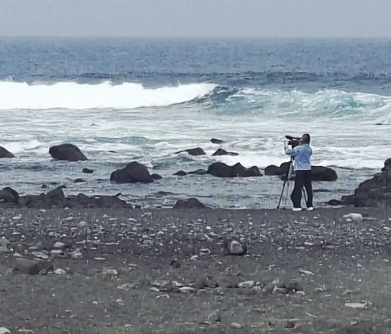 Buscan a una mujer que desapareció en El Golfo por un golpe de mar