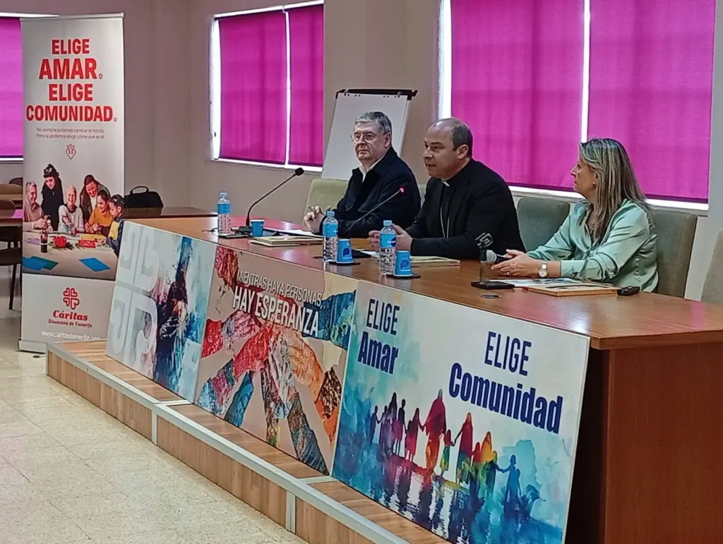 El obispo de la Diócesis Nivariense, Eloy Alberto Santiago, y el director de Cáritas de Tenerife, Juan Rognonio, presentan la memoria de la organización correspondiente al año 2025