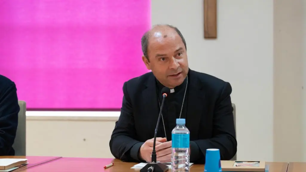 El obispo de la Diócesis Nivariense, Eloy Alberto Santiago, y el director de Cáritas de Tenerife, Juan Rognonio, presentan la memoria de la organización correspondiente al año 2025