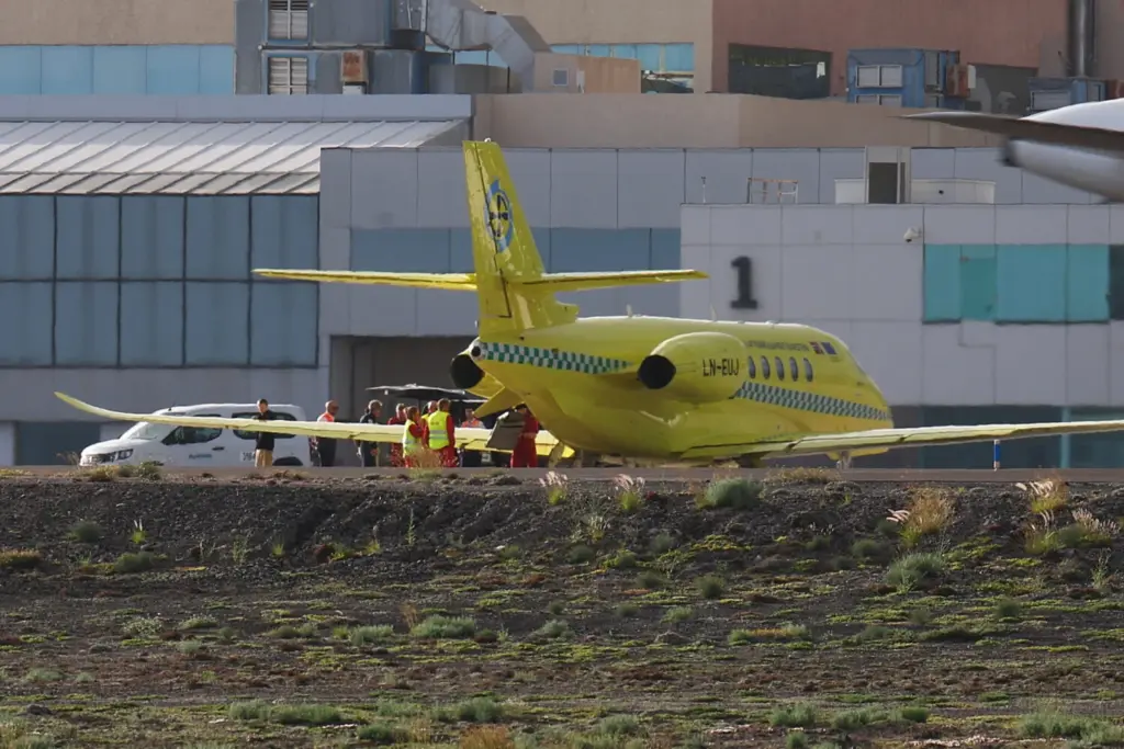 Una ambulancia aérea llega al aeropuerto de Tenerife Sur, Islas Canarias, España, donde se espera que arribe el crucero MV Hondius, afectado por un brote mortal de hantavirus, el 9 de mayo de 2026. REUTERS/Pedro Nunes