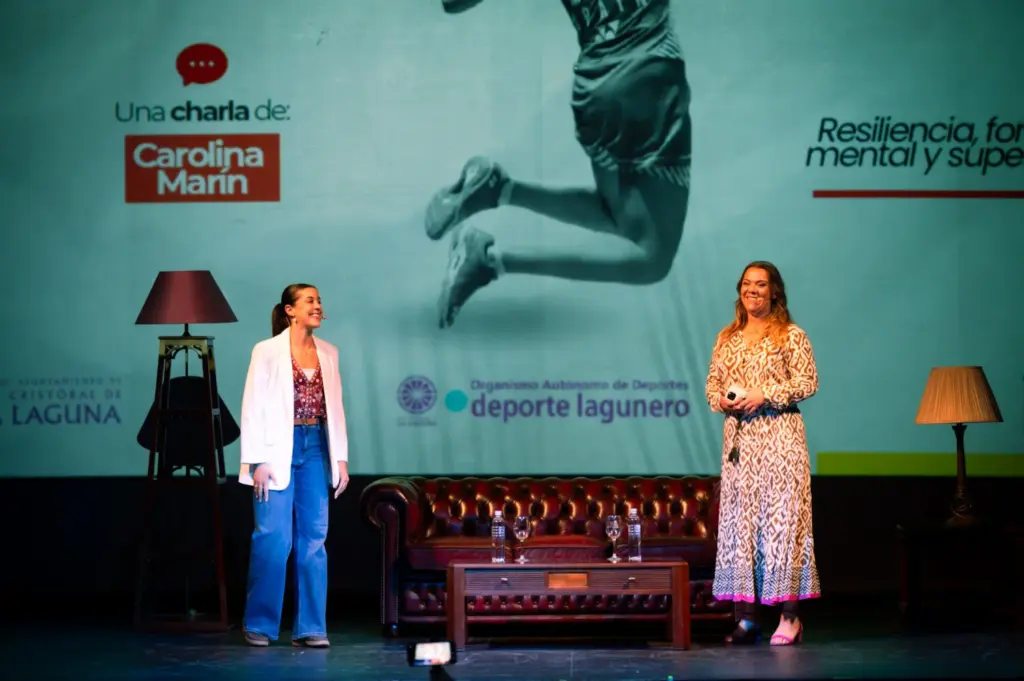 Carolina Marín (i) junto a Fátima Febles (d) en un encuentro celebrado en La Laguna / Ayuntamiento de La Laguna