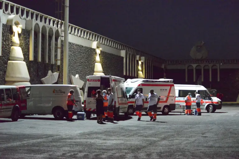 Escoltan un cayuco con 19 migrantes a unos 5,5 km de El Hierro