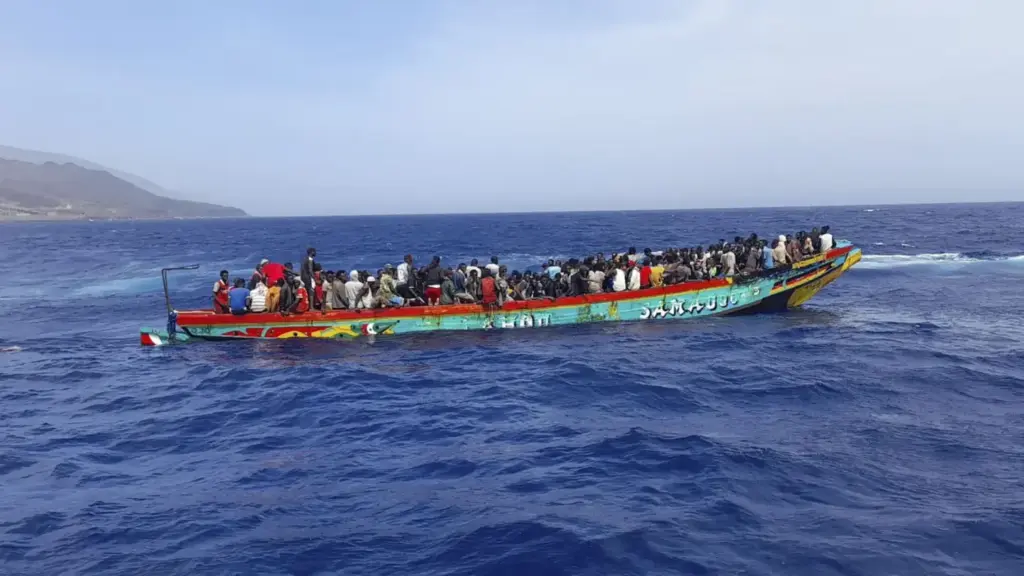 Piden ayuda desde un cayuco con unas 150 personas a 30 millas de El Hierro