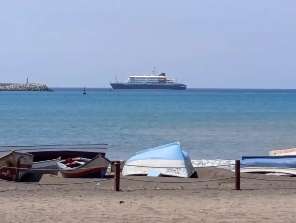 El crucero MV Hondius atraca en el puerto de Cabo Verde, ya que no se permitió el desembarco de los pasajeros mientras las autoridades sanitarias investigaban presuntos casos de hantavirus a bordo, en el puerto de Praia, Cabo Verde, el 4 de mayo de 2026. Fotografía tomada con un teléfono móvil. REUTERS/Stringer 